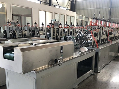 Машина для производства картонного уголка